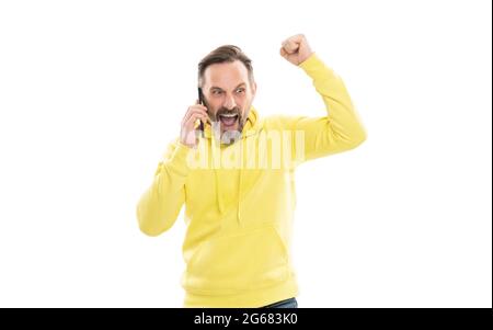 joyeux homme mûr avec barbe et moustache en hoody parlant sur le téléphone isolé sur blanc, appel téléphonique. Banque D'Images