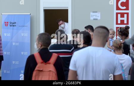 (210703) -- VIENNE, le 3 juillet 2021 (Xinhua) -- les gens font la queue pour recevoir le vaccin COVID-19 à Rathausplatz, à Vienne, en Autriche, le 3 juillet 2021. Le Festival du film de Rathausplatz, qui s'est tenu du 3 juillet au 4 septembre, a ouvert ici samedi. Les gens peuvent avoir accès à l'événement gratuitement en vertu des règles 3G, qui montrent des preuves de vaccination, un test négatif ou ayant récemment récupéré du coronavirus. Pendant ce temps, un site de vaccination COVID-19 a été mis en place ici pour fournir la vaccination sans rendez-vous COVID-19 aux visiteurs pendant le festival du film. (Xinhua/Guo Chen) Banque D'Images