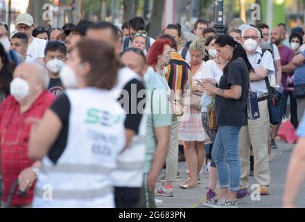 (210703) -- VIENNE, le 3 juillet 2021 (Xinhua) -- les gens font la queue pour recevoir le vaccin COVID-19 à Rathausplatz, à Vienne, en Autriche, le 3 juillet 2021. Le Festival du film de Rathausplatz, qui s'est tenu du 3 juillet au 4 septembre, a ouvert ici samedi. Les gens peuvent avoir accès à l'événement gratuitement en vertu des règles 3G, qui montrent des preuves de vaccination, un test négatif ou ayant récemment récupéré du coronavirus. Pendant ce temps, un site de vaccination COVID-19 a été mis en place ici pour fournir la vaccination sans rendez-vous COVID-19 aux visiteurs pendant le festival du film. (Xinhua/Guo Chen) Banque D'Images