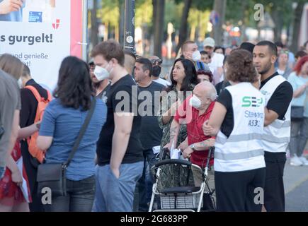 (210703) -- VIENNE, le 3 juillet 2021 (Xinhua) -- les gens font la queue pour recevoir le vaccin COVID-19 à Rathausplatz, à Vienne, en Autriche, le 3 juillet 2021. Le Festival du film de Rathausplatz, qui s'est tenu du 3 juillet au 4 septembre, a ouvert ici samedi. Les gens peuvent avoir accès à l'événement gratuitement en vertu des règles 3G, qui montrent des preuves de vaccination, un test négatif ou ayant récemment récupéré du coronavirus. Pendant ce temps, un site de vaccination COVID-19 a été mis en place ici pour fournir la vaccination sans rendez-vous COVID-19 aux visiteurs pendant le festival du film. (Xinhua/Guo Chen) Banque D'Images