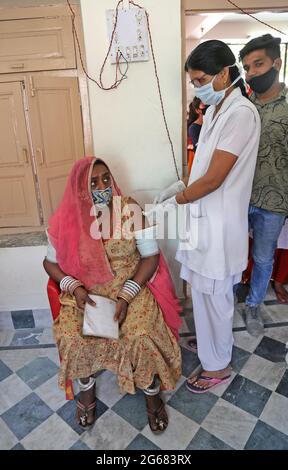 Beawar, Inde. 03ème juillet 2021. Un médic inocule une dose de vaccin Covishield à une femme contre la coronavirus, au centre de vaccination COVID-19 à Beawar. (Photo de Sumit Saraswat/Pacific Press) crédit: Pacific Press Media production Corp./Alay Live News Banque D'Images