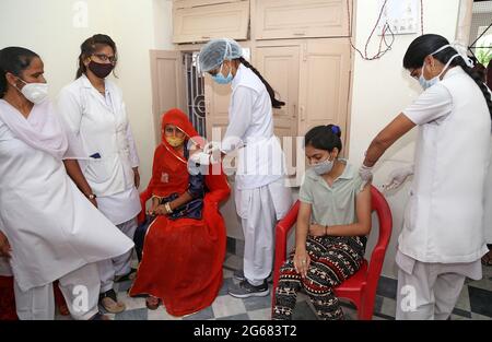 Beawar, Inde. 03ème juillet 2021. Les travailleurs de la santé administrent une dose du vaccin Covishield aux bénéficiaires contre la coronavirus, au centre de vaccination COVID-19 à Beawar. (Photo de Sumit Saraswat/Pacific Press) crédit: Pacific Press Media production Corp./Alay Live News Banque D'Images