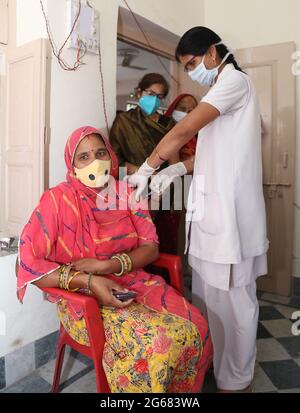 Beawar, Inde. 03ème juillet 2021. Un médic inocule une dose de vaccin Covishield à une femme contre la coronavirus, au centre de vaccination COVID-19 à Beawar. (Photo de Sumit Saraswat/Pacific Press) crédit: Pacific Press Media production Corp./Alay Live News Banque D'Images