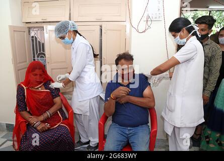 Beawar, Inde. 03ème juillet 2021. Les travailleurs de la santé administrent une dose du vaccin Covishield aux bénéficiaires contre la coronavirus, au centre de vaccination COVID-19 à Beawar. (Photo de Sumit Saraswat/Pacific Press) crédit: Pacific Press Media production Corp./Alay Live News Banque D'Images