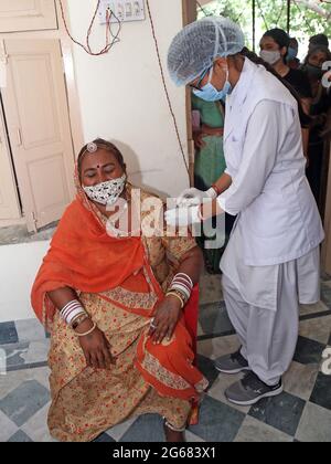 Beawar, Inde. 03ème juillet 2021. Un médic inocule une dose de vaccin Covishield à une femme contre la coronavirus, au centre de vaccination COVID-19 à Beawar. (Photo de Sumit Saraswat/Pacific Press) crédit: Pacific Press Media production Corp./Alay Live News Banque D'Images