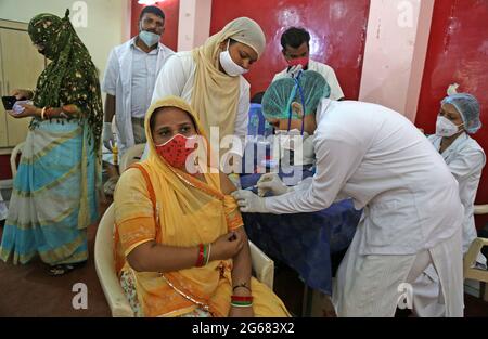 Beawar, Inde. 03ème juillet 2021. Un médic inocule une dose de vaccin Covishield à une femme contre la coronavirus, au centre de vaccination COVID-19 à Beawar. (Photo de Sumit Saraswat/Pacific Press) crédit: Pacific Press Media production Corp./Alay Live News Banque D'Images