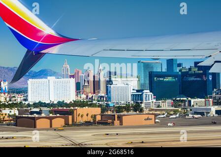 Vue depuis la fenêtre de cabine d'un avion Max Southwest Airlines 780 juste après le décollage, avec une vue sur les casinos qui bordent le Strip au Las Vegas Macar Banque D'Images