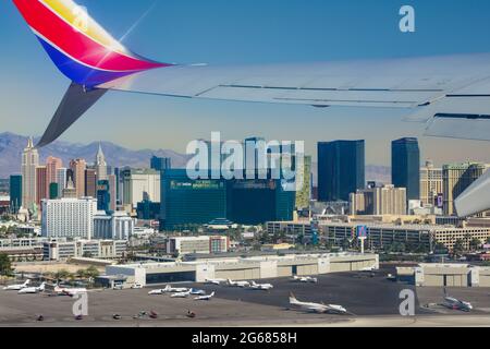 Vue depuis la fenêtre de cabine d'un avion Max Southwest Airlines 780 peu après le décollage, avec une vue sur les casinos qui bordent le Strip au Las Vegas Macar Banque D'Images