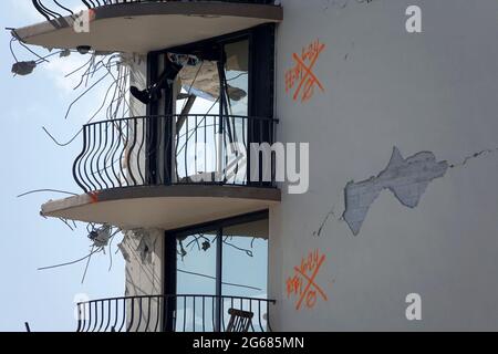 Les symboles peints sur les murs fissurés de l'appartement à colppased à Surfside, Floride, sont vus le lundi 28 juin 2021. Les symboles indiquent que l'appartement a été recherché. (Photo de Joe Cavaretta/South Florida Sun-Sentinel/TNS/Sipa USA) crédit: SIPA USA/Alay Live News Banque D'Images