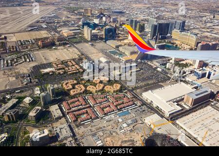 Une pointe d'avion 780 Max à l'avant-plan d'une vue aérienne sur le Strip de Las Vegas peu après le décollage de Las Vegas McCarran Internat Banque D'Images