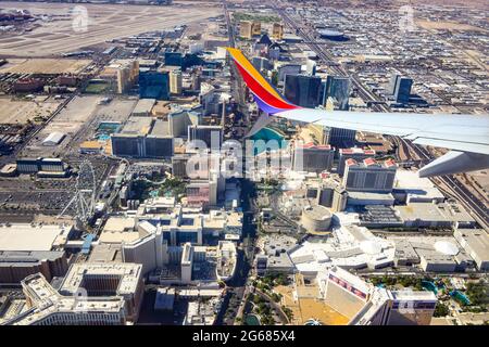 Un bout d'aile d'un avion 780 Max dans la vue aérienne de premier plan du Strip de Vegas après le décollage de l'aéroport international de Las Vegas McCarran, Nevada Banque D'Images