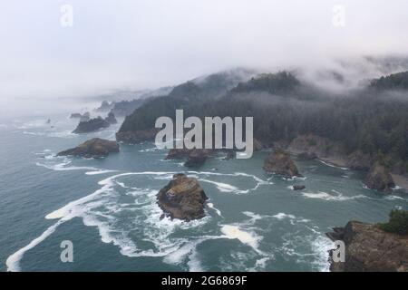 L'océan Pacifique froid se délimite au littoral pittoresque et accidenté du sud de l'Oregon. Cette région étonnante est accessible par l'autoroute 101. Banque D'Images