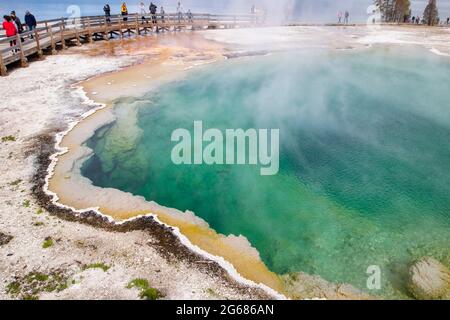 Yellowstone, Wyoming, USA, 25 mai 2021: Black Pool dans West Thumb Geyser Basin avec touristes, horizontal Banque D'Images