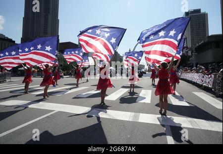 St. Louis, États-Unis. 03ème juillet 2021. Un drapeau est préimprimé lors de la parade de la fête d'anniversaire de l'Amérique dans le centre-ville de Saint-Louis le samedi 3 juillet 2021. Photo par Bill Greenblatt/UPI crédit: UPI/Alay Live News Banque D'Images