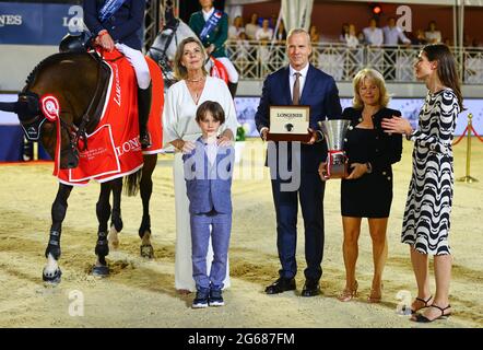 Monaco, Monte-Carlo - 03 juillet 2021 : 15e tour des champions mondiaux de Longines avec la princesse H.R.H. Caroline de Hanovre et sa fille Charlotte Casiraghi avec son fils Raphael Elmaleh lors de la cérémonie de remise des prix. Jumping International de Monte-Carlo. Hanno Banque D'Images