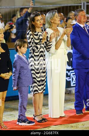 Monaco, Monte-Carlo - 03 juillet 2021 : 15e tour des champions mondiaux de Longines avec la princesse H.R.H. Caroline de Hanovre et sa fille Charlotte Casiraghi avec son fils Raphael Elmaleh lors de la cérémonie de remise des prix. Jumping International de Monte-Carlo. Hanno Banque D'Images