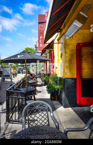 Le Princess Pub & grille de style britannique, ainsi que de nombreux restaurants sur India Street avec terrasse extérieure dans « Little Italy », San Diego, CA Banque D'Images