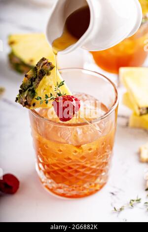 Cocktail d'ananas, de framboise et de miel ou de maocktail Banque D'Images
