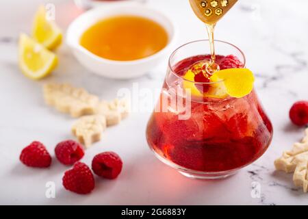 Cocktail de framboises, de miel et de citron ou de mocktail Banque D'Images