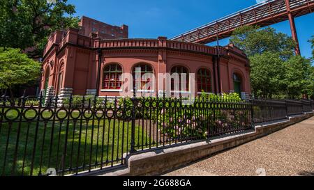 Saint Louis, Mo—3 juillet 2021; vue extérieure de la grange Clydesdale en brique rouge de la brasserie Anheuser-Busch qui figure sur la liste du registre historique national Banque D'Images