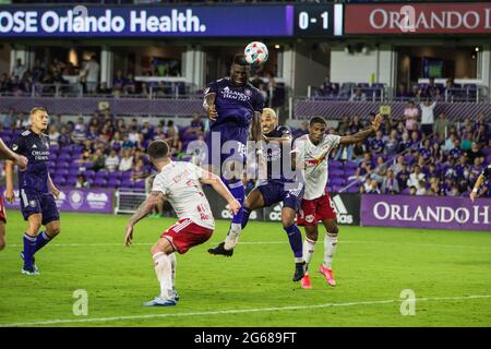 Stade Exploria Orlando, Floride, États-Unis. 8 juillet 2021. Daryl Dyke (18) d'Orlando City SC avance un titre sur le but pendant l'action MLS entre les NY Red Bulls et le Orlando City SC à l'Exploria Stadium Orlando, FL. New York défaites Orlando 2 - 1. Jonathan Huff/CSM/Alamy Live News Banque D'Images