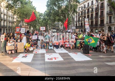 Barcelone, Espagne. 03ème juillet 2021. Des manifestants ont été vus avec des pancartes exprimant leur opinion pendant la manifestation.le samedi 3 juillet, jour marqué par des manifestations dans les principales villes du Brésil contre le président brésilien, Jair Bolsonaro. Les Brésiliens situés à Barcelone ont organisé une manifestation sur les Ramblas de Barcelone pour se joindre aux manifestations de leur pays natal. (Photo de Thiago Prudencio/SOPA Images/Sipa USA) crédit: SIPA USA/Alay Live News Banque D'Images