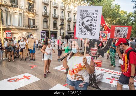 Barcelone, Espagne. 03ème juillet 2021. Le manifestant vu parler par un microphone pendant la manifestation.le samedi 3 juillet, jour marqué par des manifestations dans les principales villes du Brésil contre le président brésilien, Jair Bolsonaro. Les Brésiliens situés à Barcelone ont organisé une manifestation sur les Ramblas de Barcelone pour se joindre aux manifestations de leur pays natal. (Photo de Thiago Prudencio/SOPA Images/Sipa USA) crédit: SIPA USA/Alay Live News Banque D'Images