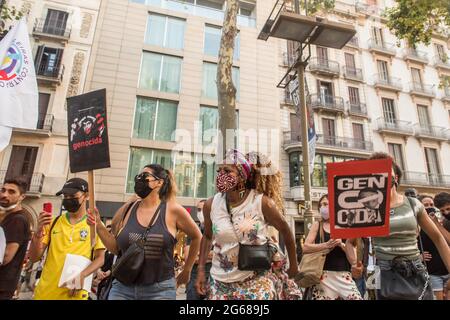 Barcelone, Espagne. 03ème juillet 2021. Les manifestants ont vu danser pendant la manifestation.le samedi 3 juillet, jour marqué par des manifestations dans les principales villes du Brésil contre le président brésilien, Jair Bolsonaro. Les Brésiliens situés à Barcelone ont organisé une manifestation sur les Ramblas de Barcelone pour se joindre aux manifestations de leur pays natal. (Photo de Thiago Prudencio/SOPA Images/Sipa USA) crédit: SIPA USA/Alay Live News Banque D'Images