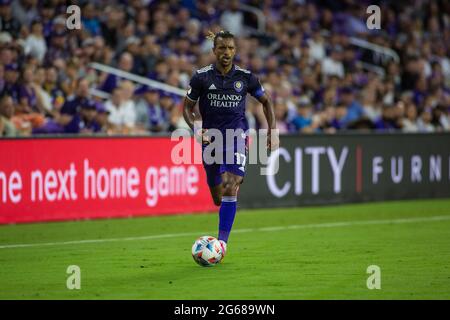 Stade Exploria Orlando, Floride, États-Unis. 3 juillet 2021. Orlando City SC Forward Nani (17) cherche un coéquipier ouvert pendant l'action MLS entre les NY Red Bulls et le Orlando City SC à l'Exploria Stadium Orlando, FL. New York défaites Orlando 2 - 1. Jonathan Huff/CSM/Alamy Live News Banque D'Images