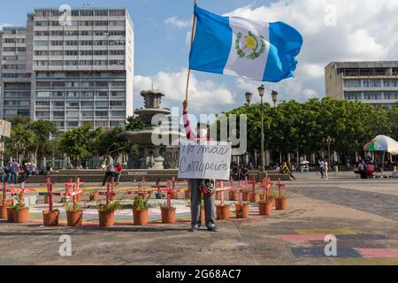 Manifestation au Guatemala demandant la démission du président Giammattei pour corruption et mauvaise gestion de la crise pandémique Banque D'Images