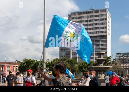 Manifestation au Guatemala demandant la démission du président Giammattei pour corruption et mauvaise gestion de la crise pandémique Banque D'Images