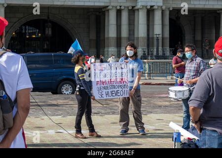 Manifestation au Guatemala demandant la démission du président Giammattei pour corruption et mauvaise gestion de la crise pandémique Banque D'Images