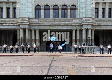 Manifestation au Guatemala demandant la démission du président Giammattei pour corruption et mauvaise gestion de la crise pandémique Banque D'Images