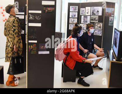 01 juillet 2021, Saxe, Leipzig: Dans l'exposition 'Appointment X' à la Galerie für Zeitgenössische Kunst, qui est facturé comme une expérience, les visiteurs de la section 'East is East' de Mandy Gehrt regarder des photos, des vidéos et des enregistrements qui explorent la relation entre l'identité est et ouest-allemande. Le projet expérimental, dans lequel les objets peuvent être touchés, est destiné à faciliter les points communs interactifs, les rendez-vous, les rencontres avec ce certain, quelque chose inconnu. Photo: Waltraud Grubitzsch/dpa-Zentralbild/ZB - ATTENTION: Pour usage éditorial seulement dans le cadre de la couverture actuelle de l'AP Banque D'Images