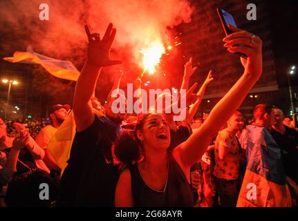 Kiev, Ukraine. 03ème juillet 2021. Les fans ukrainiens de football regardent une émission en direct des quarts de finale de l'UEFA EURO 2020 entre les équipes nationales de l'Ukraine et de l'Angleterre. L'équipe nationale de l'Ukraine a perdu en Angleterre 0-4. Crédit : SOPA Images Limited/Alamy Live News Banque D'Images