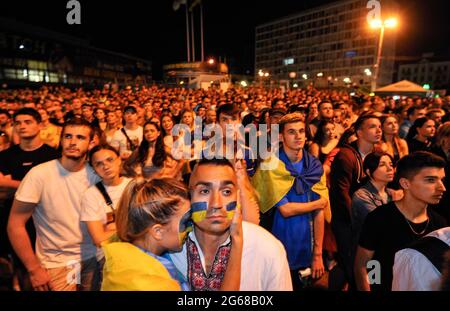 Kiev, Ukraine. 03ème juillet 2021. Les fans ukrainiens de football réagissent en regardant une émission en direct des quarts de finale de l'UEFA EURO 2020 entre les équipes nationales de l'Ukraine et de l'Angleterre. L'équipe nationale de l'Ukraine a perdu en Angleterre 0-4. (Photo par Sergei Chuzavkov/SOPA Images/Sipa USA) crédit: SIPA USA/Alay Live News Banque D'Images