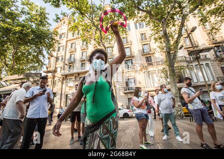 Barcelone, Espagne. 03ème juillet 2021. Un manifestant a vu jouer un instrument de musique pendant la manifestation.le samedi 3 juillet, jour marqué par des manifestations dans les principales villes du Brésil contre le président brésilien, Jair Bolsonaro. Les Brésiliens situés à Barcelone ont organisé une manifestation sur les Ramblas de Barcelone pour se joindre aux manifestations de leur pays natal. Crédit : SOPA Images Limited/Alamy Live News Banque D'Images