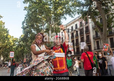 Barcelone, Espagne. 03ème juillet 2021. Les manifestants ont vu danser et s'attardent pendant la manifestation.le samedi 3 juillet, jour marqué par des manifestations dans les principales villes du Brésil contre le président brésilien, Jair Bolsonaro. Les Brésiliens situés à Barcelone ont organisé une manifestation sur les Ramblas de Barcelone pour se joindre aux manifestations de leur pays natal. Crédit : SOPA Images Limited/Alamy Live News Banque D'Images