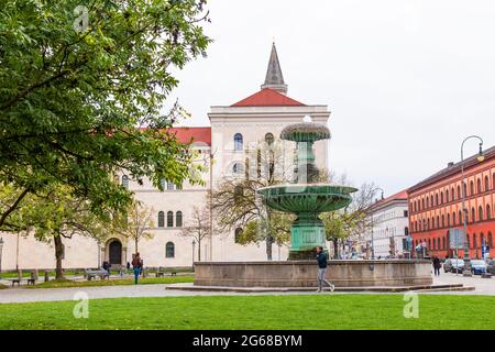 L'Östlicher Schalenbrunnen en face de l'Université Ludwig Maximilian de Munich, Bavière, Allemagne. Banque D'Images