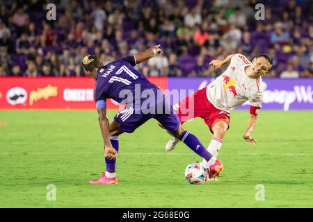 Orlando, États-Unis. 04e juillet 2021. Nani (17 Orlando City) s'élanche devant Sean Davis (27 New York Red Bulls) lors du match de football de la Major League entre Orlando City et New York Red Bulls au stade Exploria d'Orlando, en Floride. AUCUNE UTILISATION COMMERCIALE. Crédit: SPP Sport presse photo. /Alamy Live News Banque D'Images