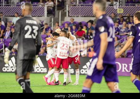 Orlando, États-Unis. 04e juillet 2021. Les joueurs de New York Red Bulls célèbrent le but gagnant lors du match de football de la Major League entre Orlando City et New York Red Bulls au stade Exploria d'Orlando, en Floride. AUCUNE UTILISATION COMMERCIALE. Crédit: SPP Sport presse photo. /Alamy Live News Banque D'Images