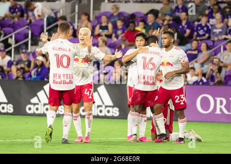 Orlando, États-Unis. 04e juillet 2021. Les joueurs de New York Red Bulls célèbrent le but gagnant lors du match de football de la Major League entre Orlando City et New York Red Bulls au stade Exploria d'Orlando, en Floride. AUCUNE UTILISATION COMMERCIALE. Crédit: SPP Sport presse photo. /Alamy Live News Banque D'Images