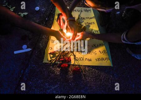 San Salvador, El Salvador. 03ème juillet 2021. Bougie lumineuse avec fleurs vues pendant une démonstration. Les femmes des mouvements féministes ont pris une veillée contre les fémicides au Salvador après que plusieurs femmes disparues aient été trouvées assassinées. Le pays enregistre une augmentation de 33 % du nombre de fémicides par rapport à 2020. (Photo de Camilo Freedman/SOPA Images/Sipa USA) crédit: SIPA USA/Alay Live News Banque D'Images