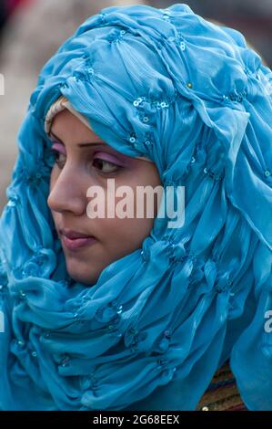 Jeune femme célébrant le festival d'Eid el Adha à Mohandiseen, le Caire, en Égypte Banque D'Images