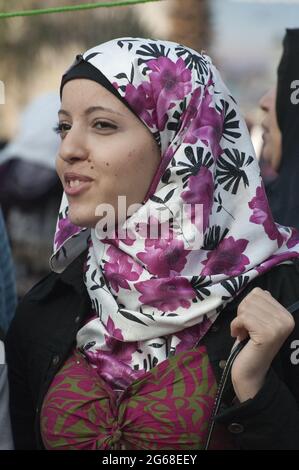 Jeune femme dans la foule aux célébrations d'Eid al Adha à Mohandiseen, le Caire, en Égypte Banque D'Images