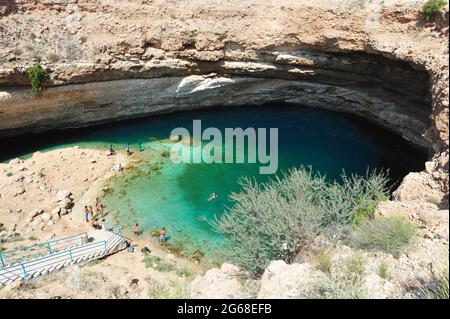 OMAN. LA CÔTE. LA GROTTE EFFONDRÉE DE BIMMAH EST UN ENDROIT UNIQUE POUR NAGER DANS UNE EAU SALÉE ET PURE. Banque D'Images