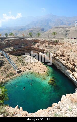 OMAN. LA CÔTE. LA GROTTE EFFONDRÉE DE BIMMAH EST UN ENDROIT UNIQUE POUR NAGER DANS UNE EAU SALÉE ET PURE. Banque D'Images