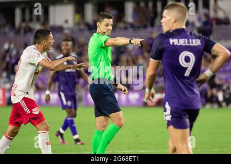 Orlando, États-Unis. 04e juillet 2021. L'arbitre officiel décerne un coup de pied à Orlando City lors du match de football de la Major League entre Orlando City et New York Red Bulls au stade Explora d'Orlando, en Floride. AUCUNE UTILISATION COMMERCIALE. Crédit: SPP Sport presse photo. /Alamy Live News Banque D'Images