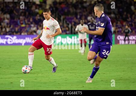 Orlando, États-Unis. 04e juillet 2021. Patryk Klimala (10 Red Bulls de New York) dribbles le ballon vers le but pendant le match de football de la Ligue majeure entre Orlando City et les Red Bulls de New York au stade Explora à Orlando, en Floride. AUCUNE UTILISATION COMMERCIALE. Crédit: SPP Sport presse photo. /Alamy Live News Banque D'Images