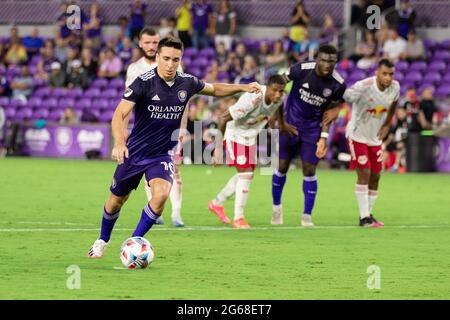 Orlando, États-Unis. 04e juillet 2021. Mauricio Pereyra (10 Orlando City) prend une pénalité lors du match de football de la Major League entre Orlando City et New York Red Bulls au stade Explora à Orlando, en Floride. AUCUNE UTILISATION COMMERCIALE. Crédit: SPP Sport presse photo. /Alamy Live News Banque D'Images